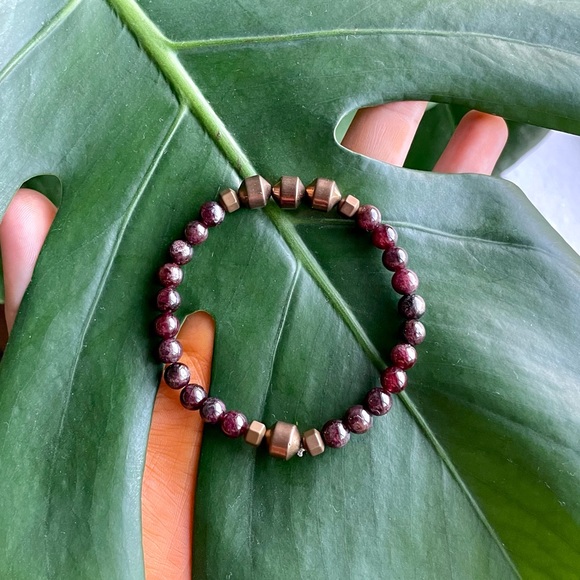 Jewelry - Hematite & Garnet bracelet